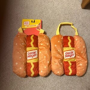 Pet costume. Oscar Mayer hotdogs